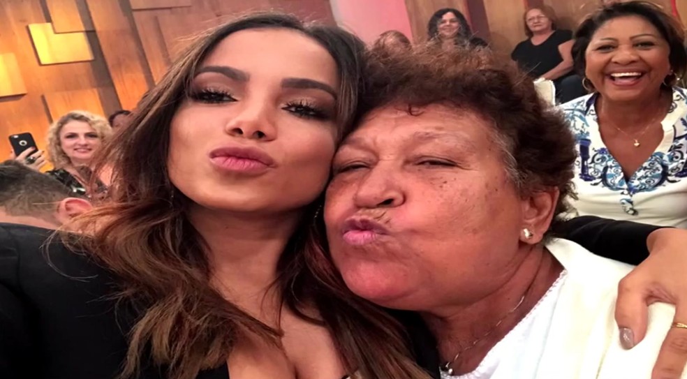 Família de Dona Ilza alega que relação de idosa com Anitta é de longa data — Foto: Arquivo pessoal