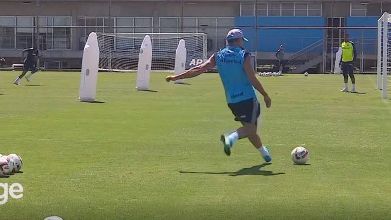Renato tira onda em treino do Grmio