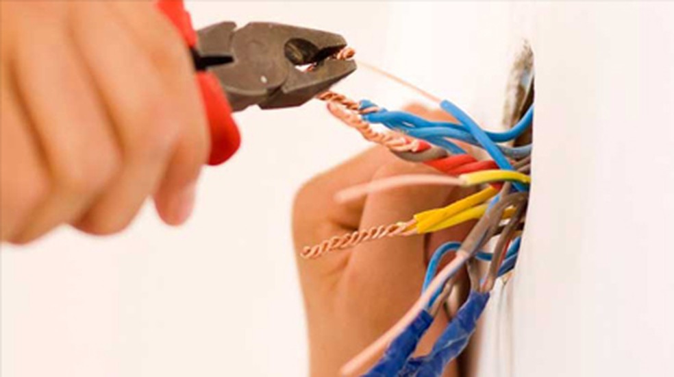 Os serviços de instalação elétrica têm de ser feitos sempre por um profissional especializado — Foto: divulgação