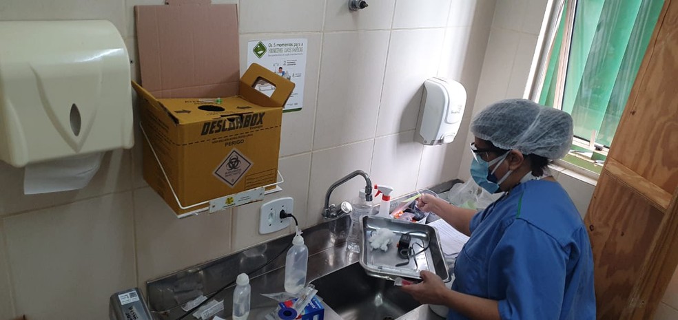 Profissional em sala de medicação improvisada no Hospital Regional de Santa Maria, no DF — Foto: SindEnfermeiro-DF/Divulgação