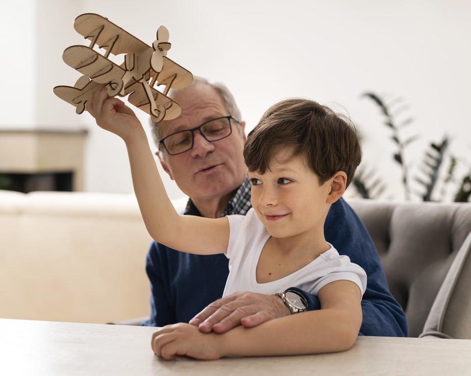 Avôs podem passar seus hobbies e paixões para os netos, como marcenaria, música, aviação etc