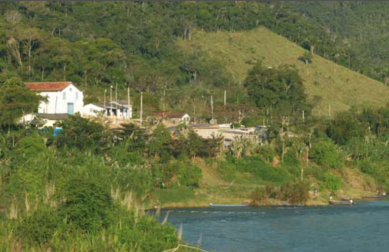 Vista do quilombo Ivaporunduva as margens do rio Ribeira do Iguape (Foto: Instituto Socioambiental/ Wikipedia)