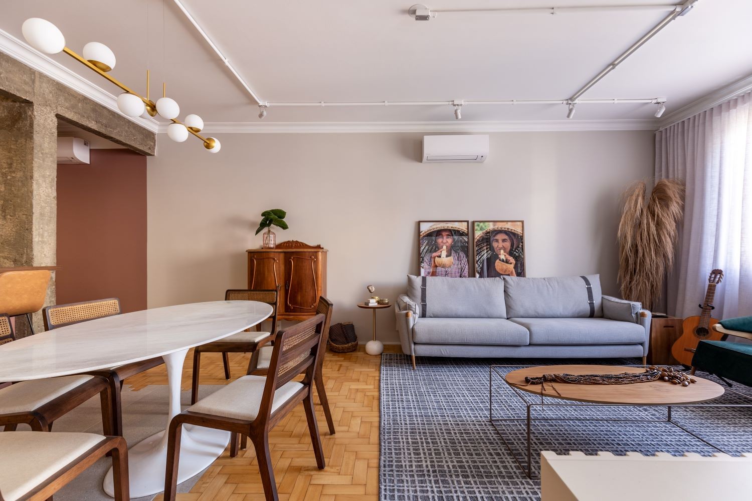 INTEGRAÇÃO | Os ambientes integrados são amplos e espaçosos. Móveis da Schuster e Uultis compõe as salas de estar e jantar (Foto: Divulgação / Marcelo Donadussi)