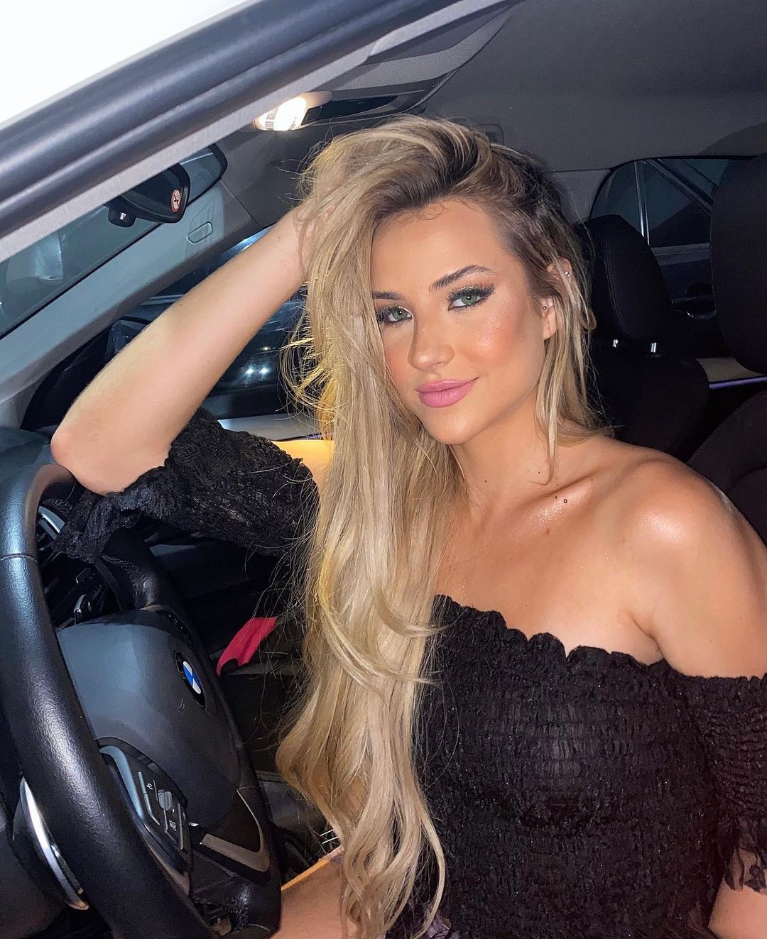 Gabi Martins posa linda dentro de carro e brinca: "Se me vissem oferecendo carona" (Foto: Reprodução/Instagram)