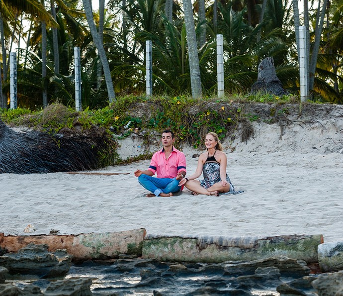 Teve tempo para meditação também! Anderson Di Rizzi e Angélica aproveitaram o visual para relaxar (Foto: Edmar Melo/TV Globo)