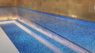 A piscina interna, com aquecimento, na mansão do jogador Son Heung-min — Foto: Reprodução/YouTube