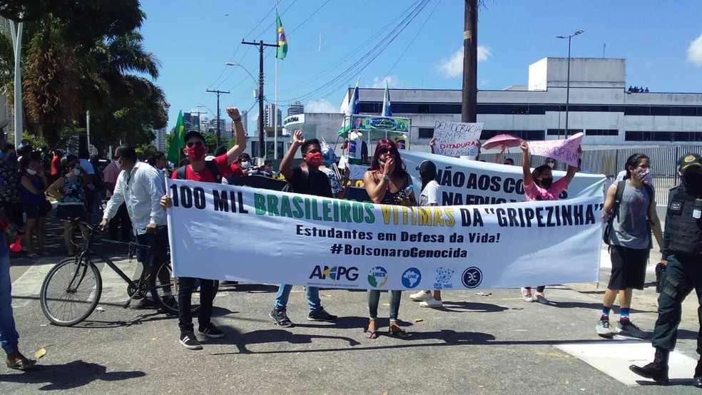 Manifestantes criticam o presidente Bolsonaro durante cerminônia de inauguração de obra no Pará. — Foto: G1 PA