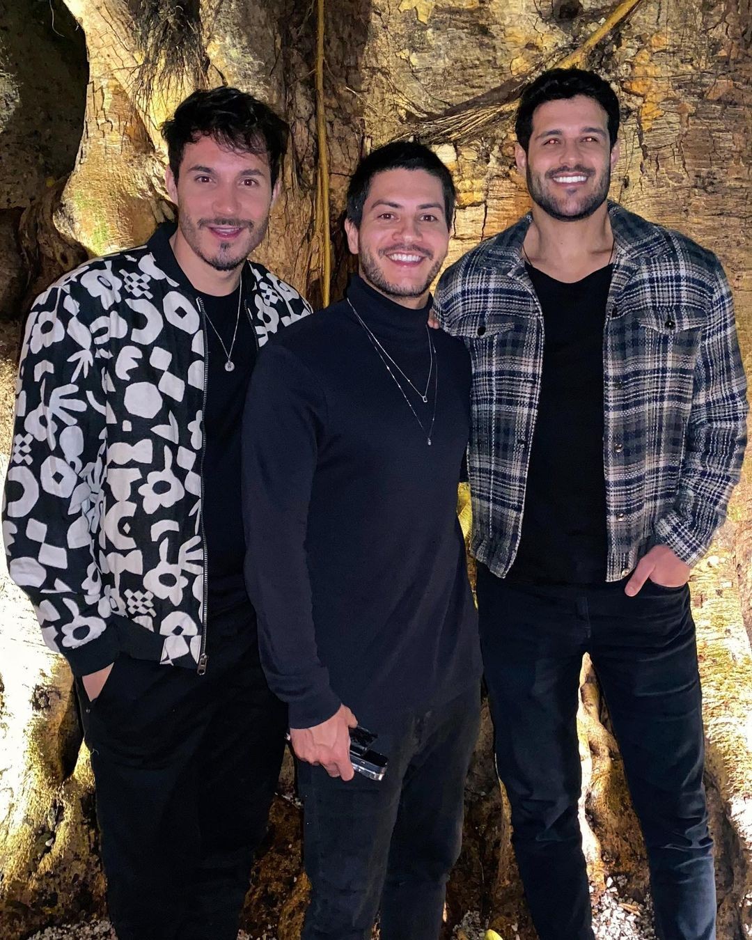 Os ex-BBBs Eliezer, Arthur Aguiar e Rodrigo Mussi se reuniram para jantar (Foto: Reprodução/Instagram)
