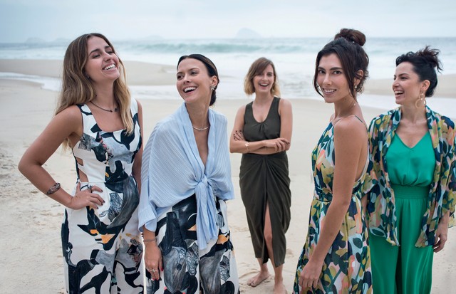 A partir da esquerda, Luisa Schröder, Natasha Novis, Ana Wambier, Talitha Rossi e Daniela Sabbag, todas vestindo o inverno 2017 da Wasabi. (Foto: Juliana Rocha)