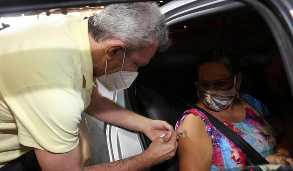 Prefeito Sarto Nogueira aplica dose da CoronaVac em idosa, em Fortaleza — Foto: Divulgação/Prefeitura de Fortaleza