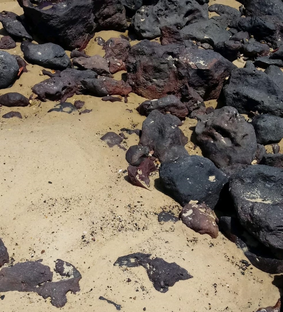 Resquícios de óleo ainda são encontrados em Tabatinga, segundo o Idema — Foto: Prefeitura de Tabatinga