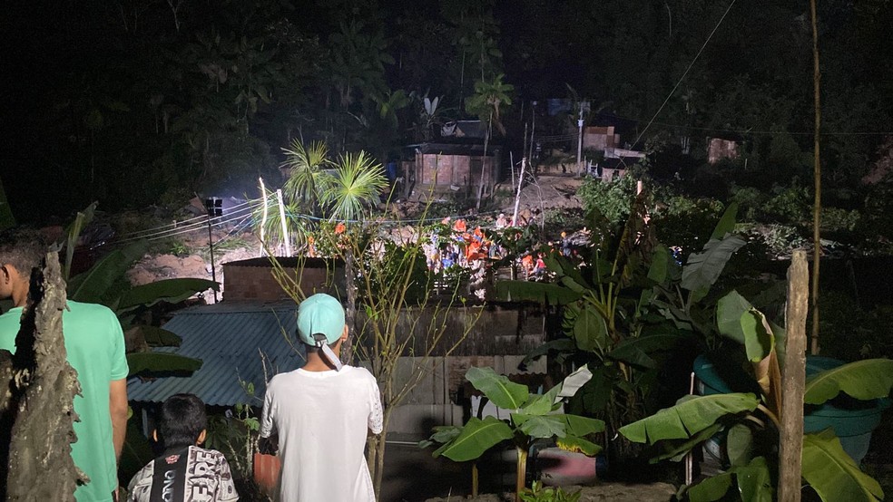 Deslizamento ocorreu na Zona Leste de Manaus.  — Foto: Carolina França/Rede Amazônica