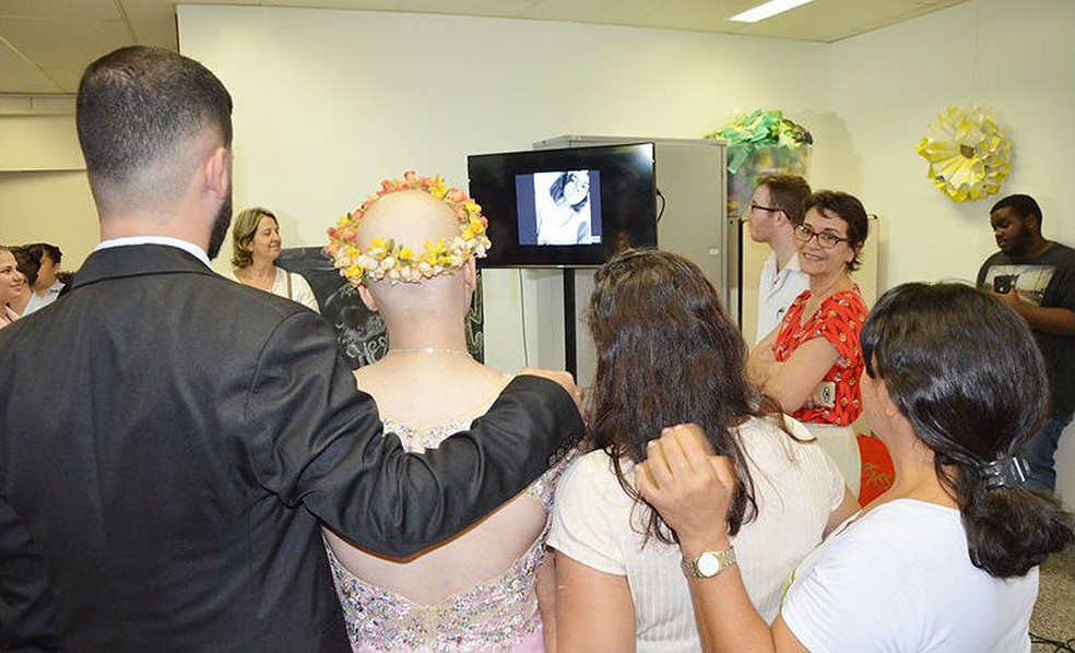 Amigos e parentes de Mariana mandaram mensagens em vídeo, que foi exibido durante a festa no hospital em Muriaé (Foto: Fundação Cristiano Varella/Divulgação)