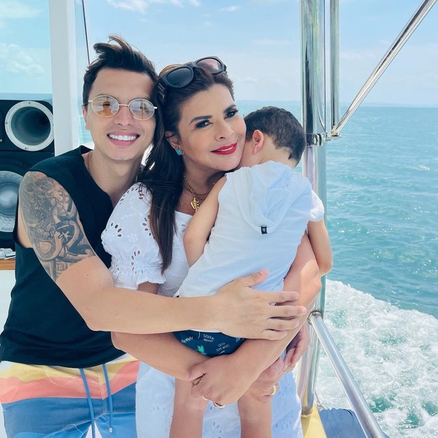 Mara Maravilha passeia de lancha com o marido, Gabriel Torres, e o filho do casal, Benjamin (Foto: Reprodução/Instagram)