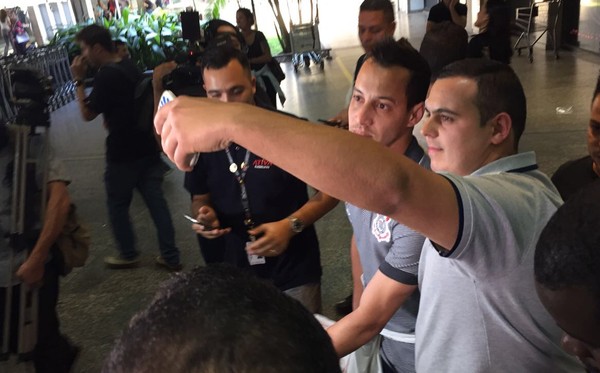 Com Rodriguinho no foco, Corinthians retorna ao Brasil após eliminação