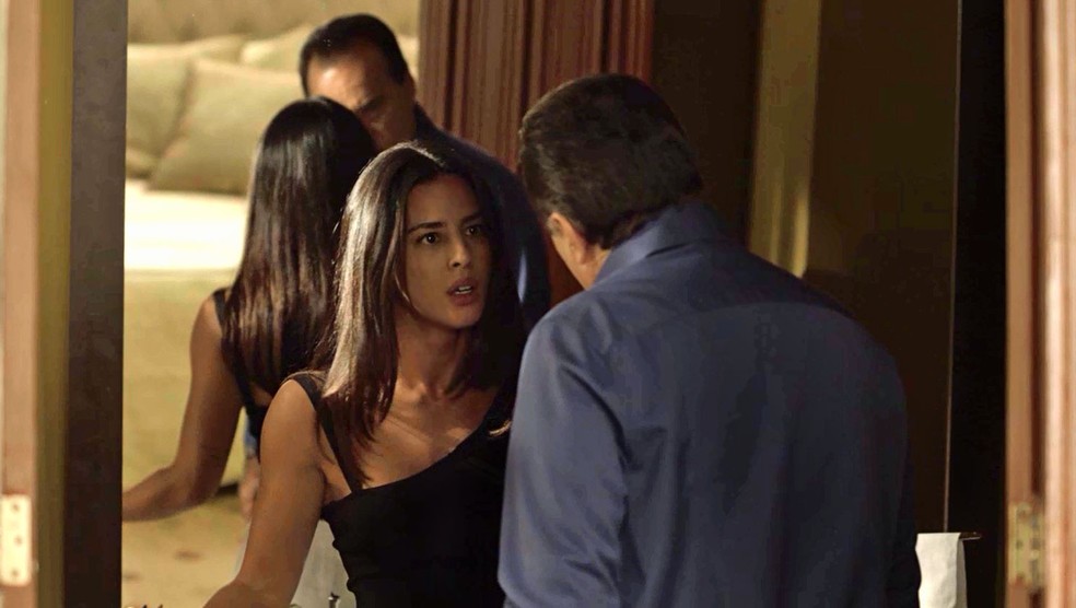Laura (Yanna Lavigne) avisa que quer quer ver Luz (Marina Ruy Barbosa) morta, em 'O Sétimo Guardião' — Foto: TV Globo