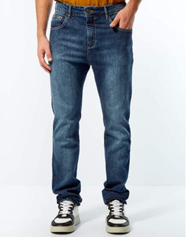A calça jeans da Forum traz lavagem em tons mais claros nas pernas (Foto: Divulgação/Forum)