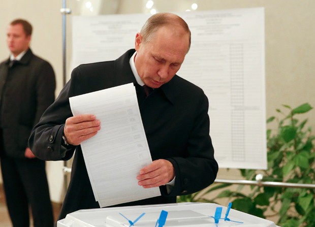 Putin vota no domingo em Moscou (Foto: Grigory Dukor/AP)