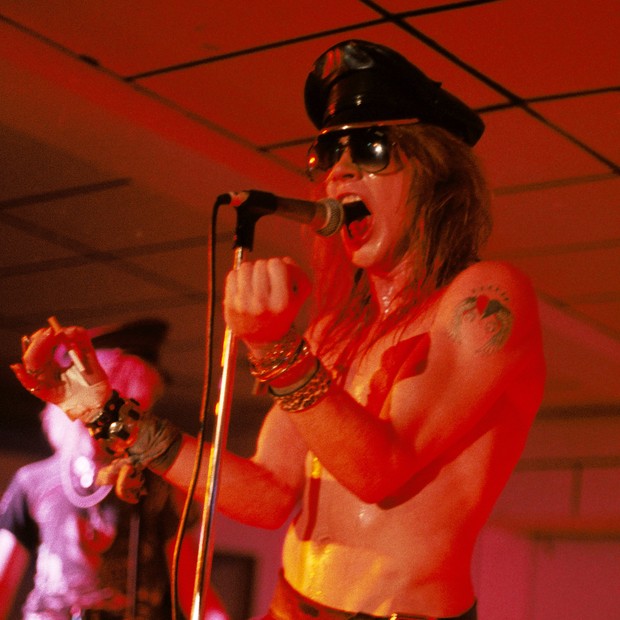 Axl Rose, do Guns N'Roses, usa chapéu de policial (Foto: Marc S Canter/Michael Ochs Archives/Getty Images)