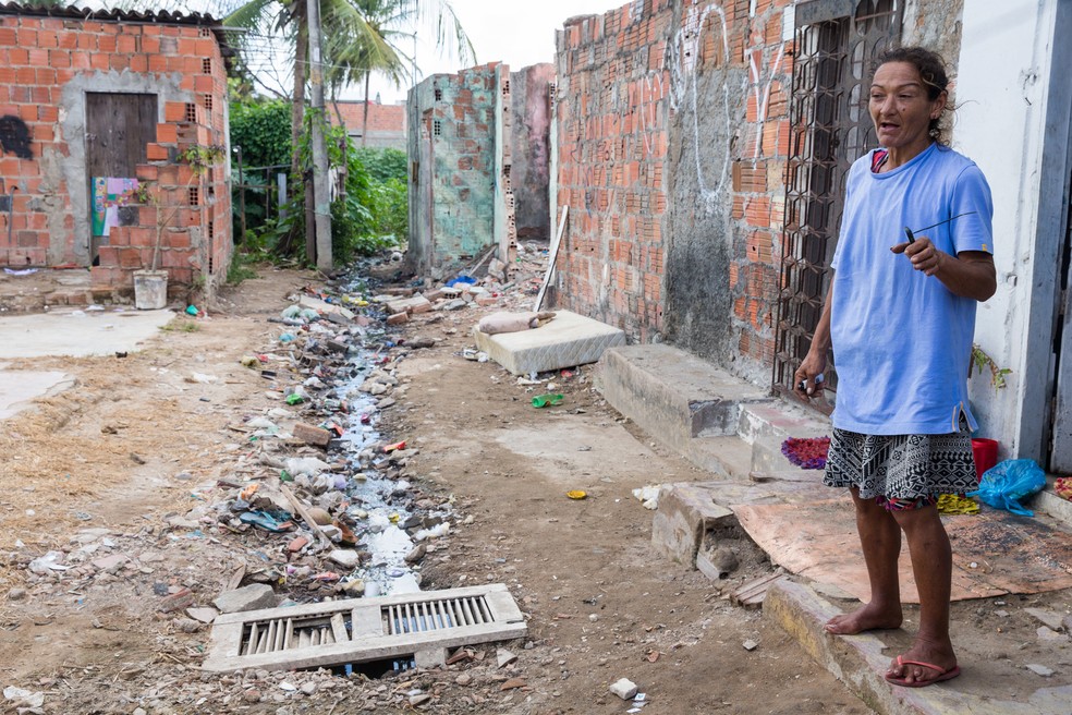 Dona Marisa vive há 20 anos no Parque Genibaú e convive com esgoto à céu aberto na frente de casa — Foto: Camila Lima