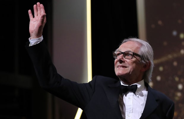 O diretor Ken Loach agradece após receber a Palma de Ouro por "Moi, Daniel Blake", na 69ª edição do Festival de Cannes. (Foto: Valery Hache/France Presse)