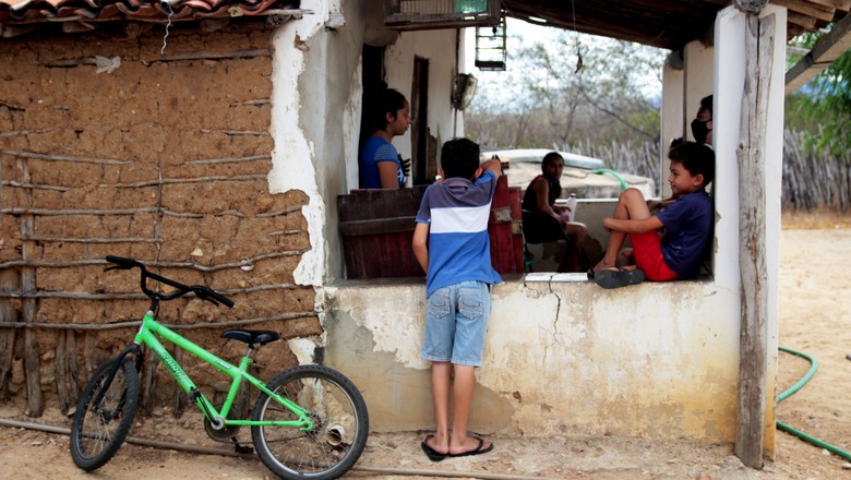 Documentário da Globo Rural mostra situação da educação no campo durante a pandemia; Na foto: uma bicicleta verde encostada na rede e dois meninos em primeiro plano de costas (Foto: Tamara Lopes/Ed. Globo)