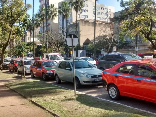 Trânsito congestionado na Avenida Osvaldo Aranha, no Bom Fim (Foto: Gabriel Galli/G1)