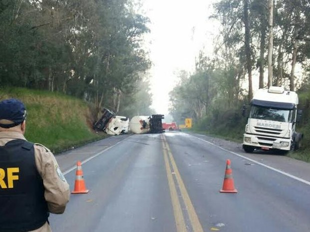 Caminhão ficou atravessado na rodovia (Foto: Divulgação/PRF)