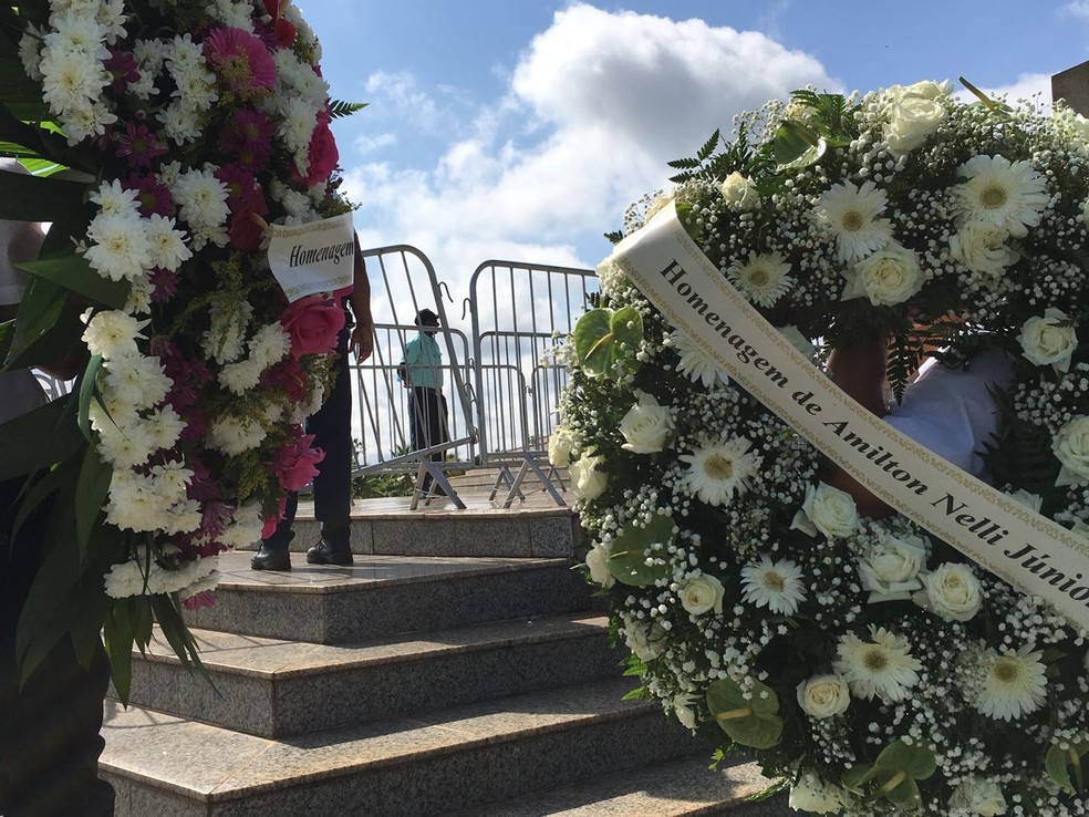 Coroas de flores são levadas ao velório em homenagem ao ex-prefeito Agripino Lima (Foto: Valmir Custódio/G1)