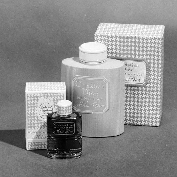 2nd August 1963:  'Miss Dior'  talc, perfume and bath oil by Christian Dior.  Harrods  (Photo by Chaloner Woods/Getty Images) (Foto: Getty Images)