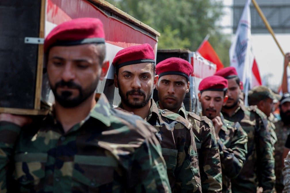 Milicianos fazem funeral simbólico nesta terça (29) em Bagdá, Iraque, de líder de facção morto em ataque aéreo dos EUA — Foto: Saba Kareem/Reuters