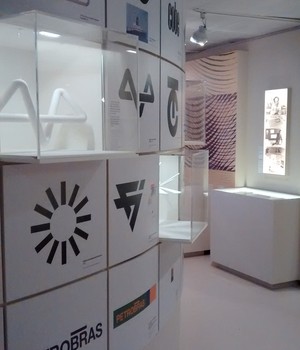 Exposição dá grande destaque aos logos e símbolos criados por Aloísio para empresas (Foto: Barbara Bigarelli)