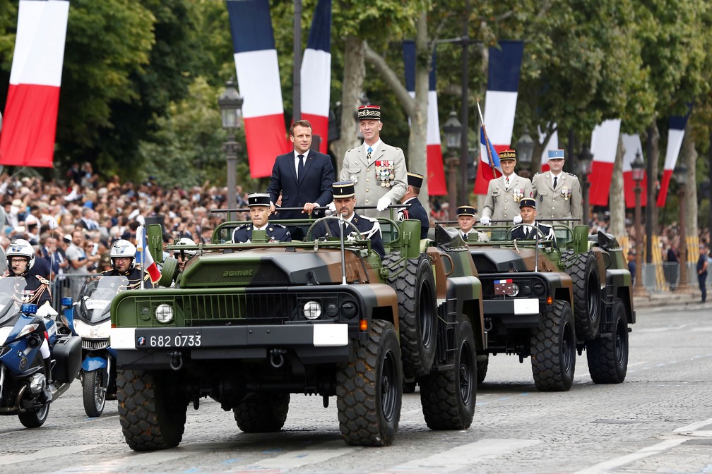 Emmanuel Macron desfila em carro de comando ao lado  do general do exército francês, François Lecointre — Foto: Reuters/Kamil Zihnioglu