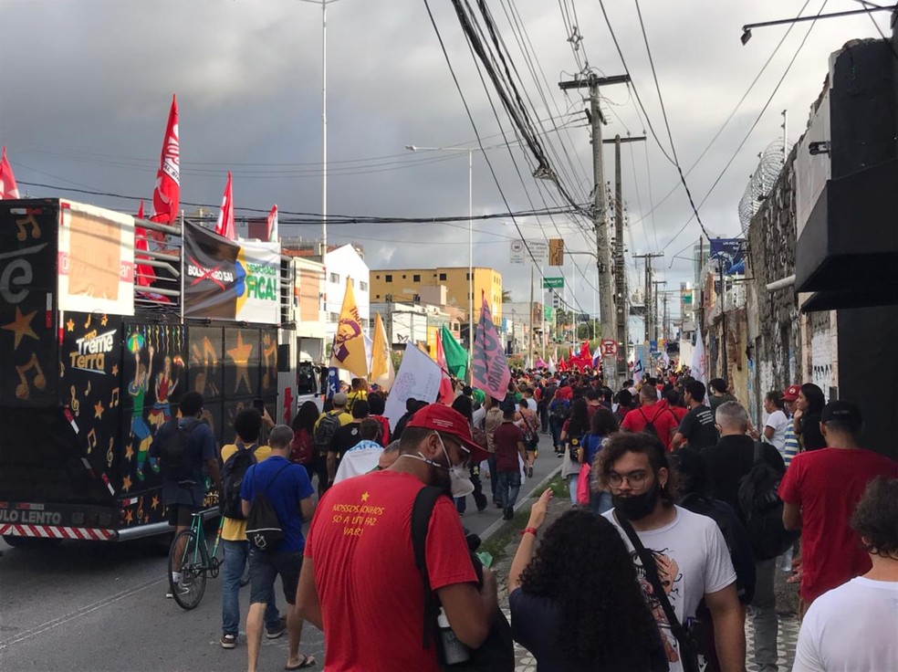 Manifestantes fazem ato em defesa da democracia em Natal — Foto: Geraldo Jerônimo/Inter TV Cabugi