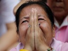 Tailandeses rezam pelo rei diante do hospital onde está internado