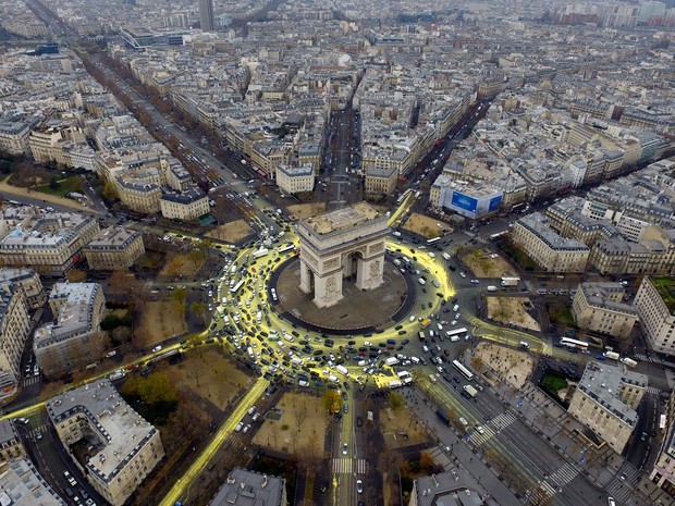 Ativistas go Greenpeace pintaram ruas ao redor do Arco do Triunfo, em Paris, para protestar por energia renovável (Foto: Greenpeace via AP)