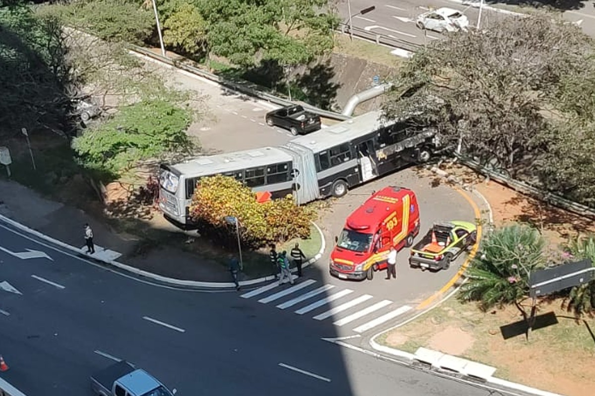 Ônibus perde o freio, atinge carros e atravessa avenida em Jundiaí
