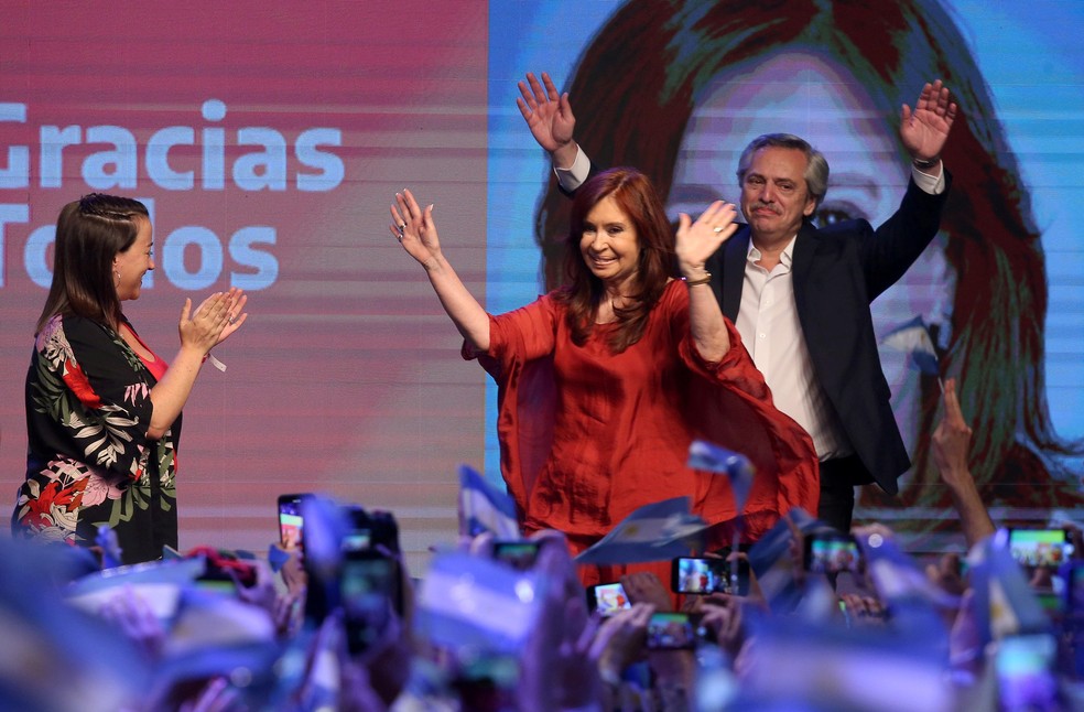 Cristina Kirchner e Alberto Fernández chegam para comemorar vitória no primeiro turno das eleições da Argentina — Foto: Agustin Marcarian/Reuters
