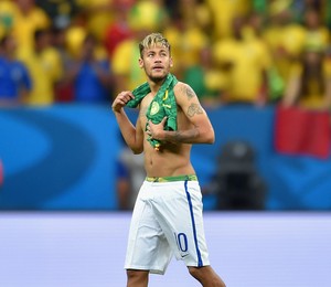 Neymar deixa à mostra a sunga da Blue Man durante partida contra Camarões (Foto: Getty Images)