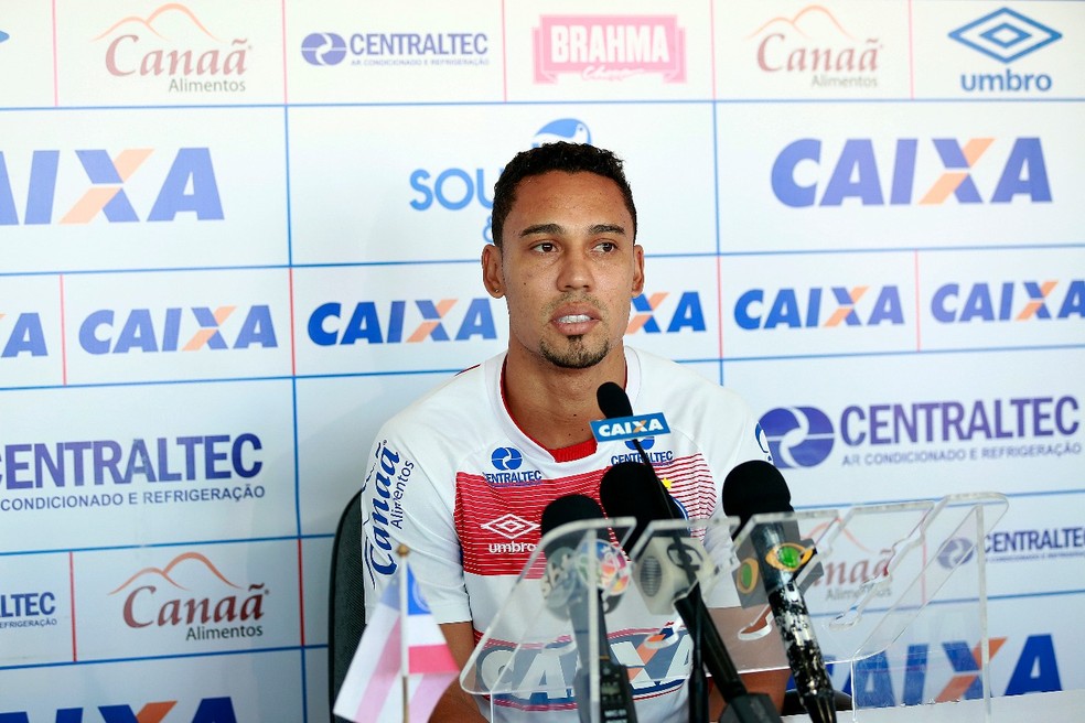 Atacante foi entrevistado na tarde desta quinta-feira (Foto: Felipe Oliveira/Divulgação/EC Bahia)