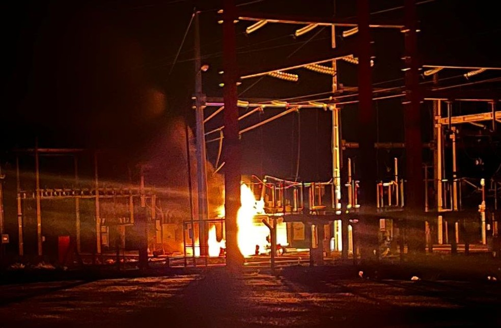 Fogo atingiu a subestação de energia elétrica em Borborema  — Foto: Corpo de Bombeiros/Divulgação