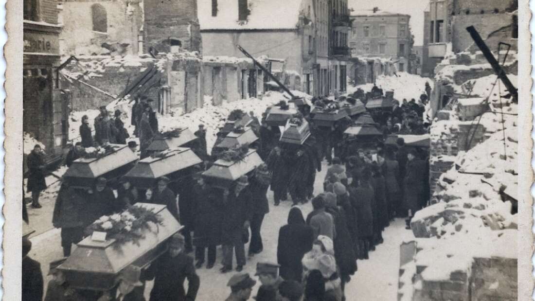 Funeral das vítimas assassinadas por nazistas no Vale da Morte (Foto: Historical-Ethnographic Museum of Julian Rydzkowski in Chojnice)