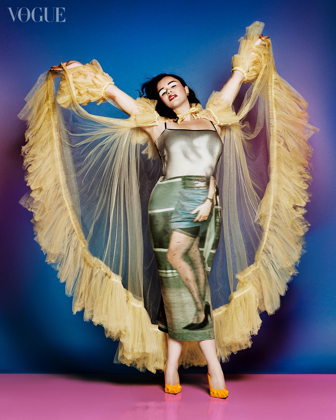 Barbie Ferreira na capa da Vogue de abril: robe WIEDERHOEFT, top e saia, ambos ELISS, brincos TROIS MONCEAU e sapatos OTTOLINGER