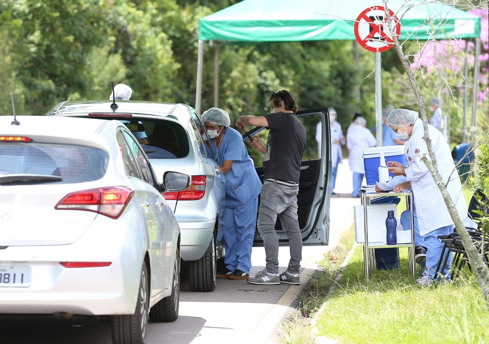 Vacinação no Parque Barigui acontece em drive-thru — Foto: Giuliano Gomes/PR PRESS