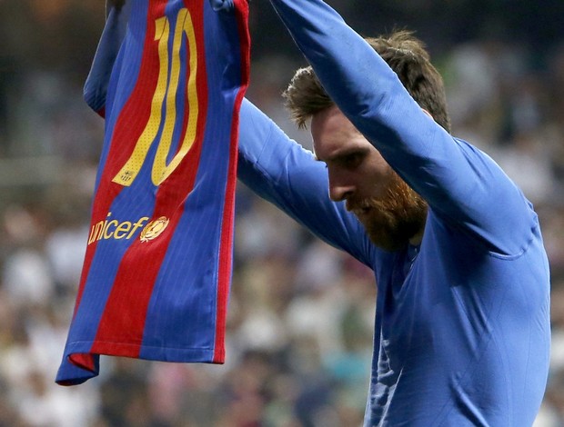 Após saída do Barcelona, torcedores colocam Messi vestindo camisas