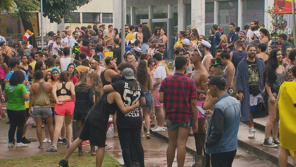 Público no bloco 'Vai com as profanas' (Foto: TV Globo/Reprodução)
