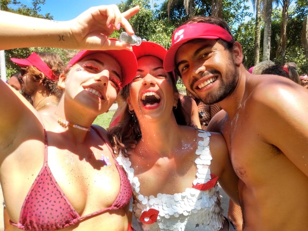 Foliões aproveitam o carnaval de rua no Rio — Foto: Raoni Alves/G1
