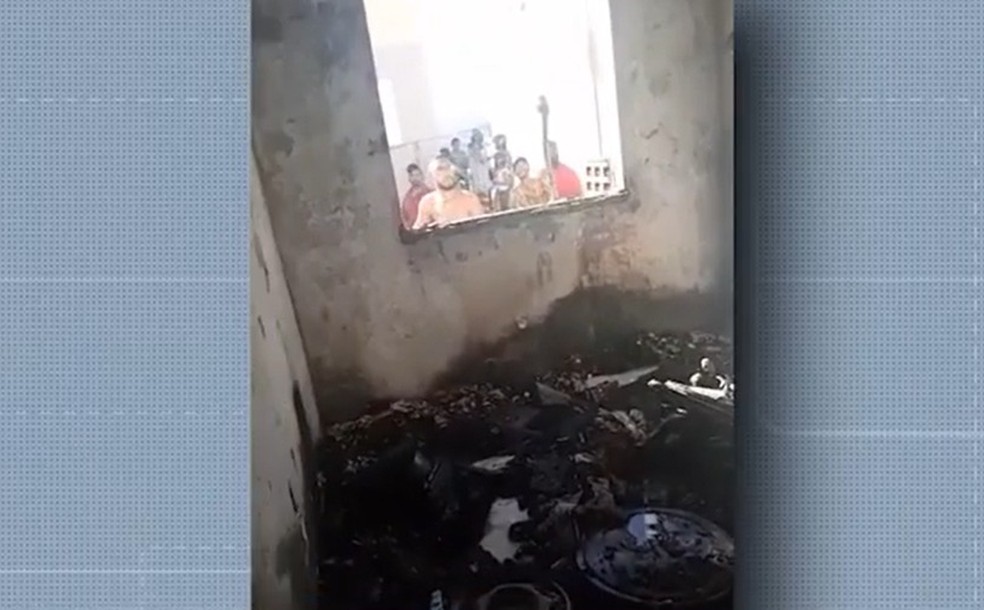 Casa fica destruída após criança provocar fogo com palito de fósforo no sudoeste da Bahia — Foto: Reprodução/TV Sudoeste