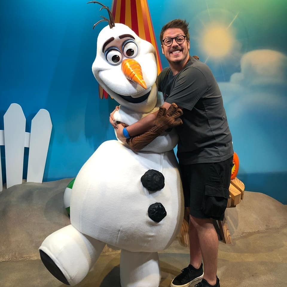 Fábio Porchat abraçando uma estátua de seu personagem Olaf (Foto: Instagram)