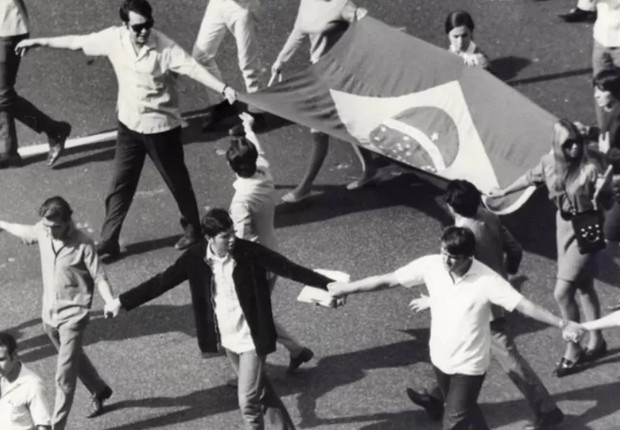 Uma das manifestações estudantis ocorridas em 1968, contra as quais representantes da linha dura no regime militar pressionavam o presidente Costa e Silva a decretar novo ato institucional para liberar instrumentos repressivos (Foto: ACERVO ARQUIVO NACIONAL)